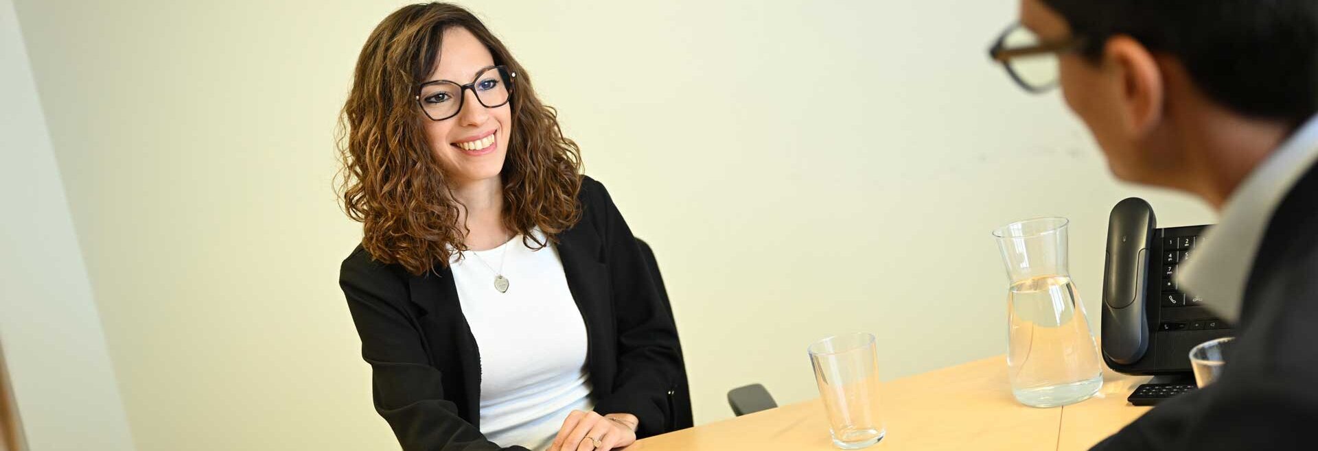 Colloquio di lavoro ragazza mora e ragazzo con occhiali