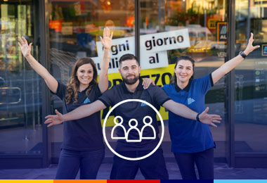 commessi negozio davanti all'ingresso che rappresentano il benessere lavorativo