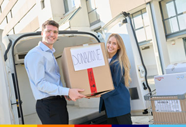 Collaboratori ALDI del reparto Responsabilità Sociale D'Impresa mentre caricano prodotti per donazione agli enti del territorio