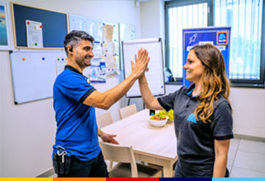 Store Manager e collaboratore ALDI nella sala pausa fanno squadra