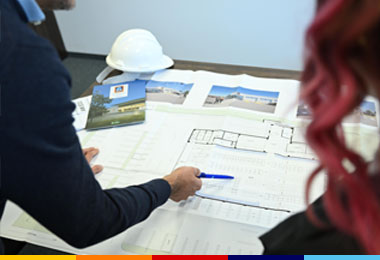 Collaboratori ALDI del reparto Facility management mentre valutano le strutture di un punto vendita