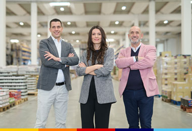 Tre responsabili centro logistico nel magazzino