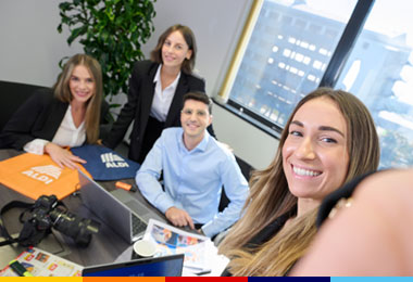 Collaboratori ALDI del reparto Marketing mentre lavorano con creatività