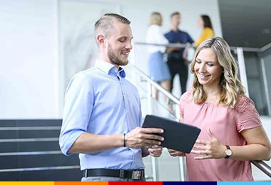 Colleghi in ambiente di lavoro internazionale mentre guardano tablet