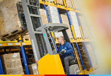 Collaboratore ALDI Magazziniere Specializzato mentre guida carrello elevatore