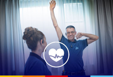 Commessi negozio ALDI mentre svolgono esercizi per tutelare la propria salute