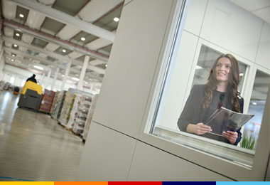 Responsabile Magazzino ALDI in ufficio nel magazzino