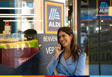 Collaboratrice ALDI Area Manager mentre parla al telefono fuori dal punto vendita
