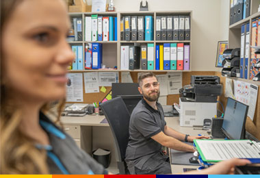 Store Manager Assistant in ufficio del punto vendita con collega Capo Filiale