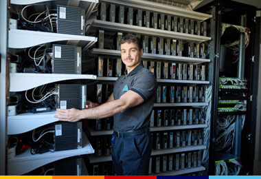 Collaboratore ALDI del reparto IT mentre lavora in sala server