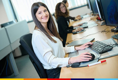 Collaboratrice ALDI del reparto Compliance mentre lavora al pc