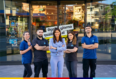 Team di Filiale davanti al negozio