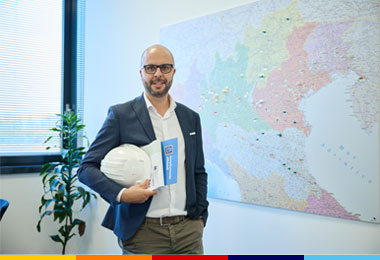 Responsabile sviluppo immobiliare in ufficio con caschetto di fronte alla cartina