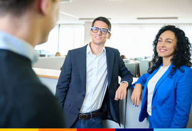 Collaboratori ALDI eleganti in ufficio