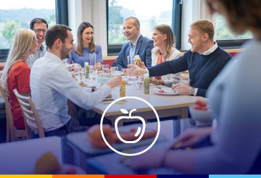 Colleghi ALDI a pranzo con cibo fresco e salutare