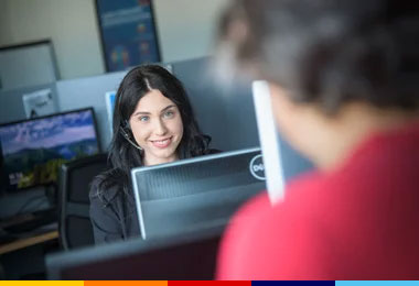 Collaboratrici ALDI del reparto Servizio Clienti mentre parlano al telefono