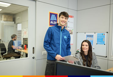 Collaboratore giovane in ALDI mentre impara il lavoro in logistica