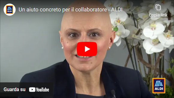 Donna con completo nero in ufficio