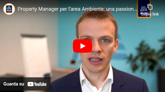 Giovane ragazzo con completo in ufficio