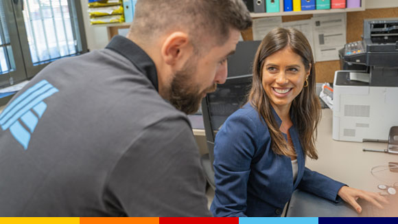 Collaboratrice ALDI con esperienza con lo Store Manager