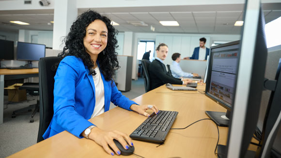 Collaboratrice ALDI al computer in ufficio