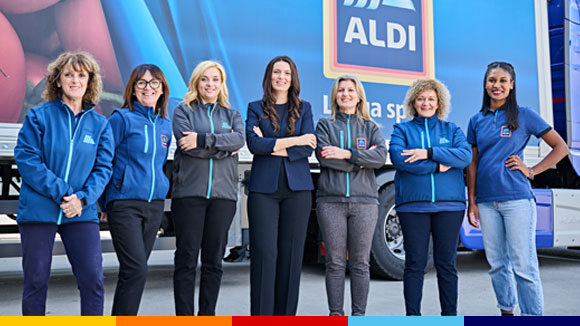 Colleghe donne della logistica felici davanti a un camion ALDI