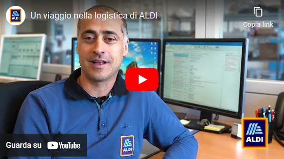 Uomo con t-shirt blu nell'ufficio della logistica