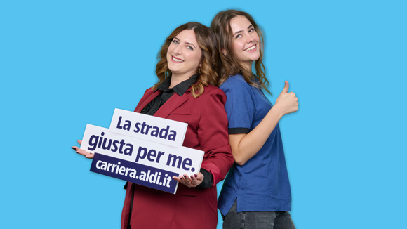 Due ragazze sorridenti felici di lavorare in ALDI con cartello