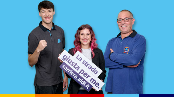 Collaboratori ALDI di diversa età e reparti vicini e felici di lavorare